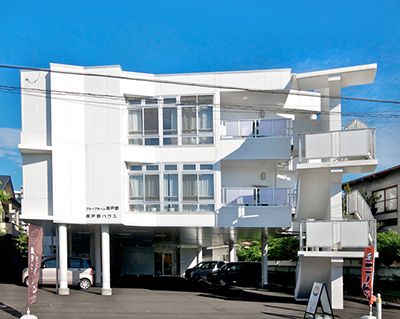 白い外観の建物