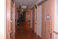 ゆったり廊下の施設風景