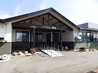 明るい入口の建物