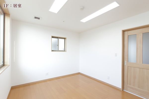 シンプルな明るい居室