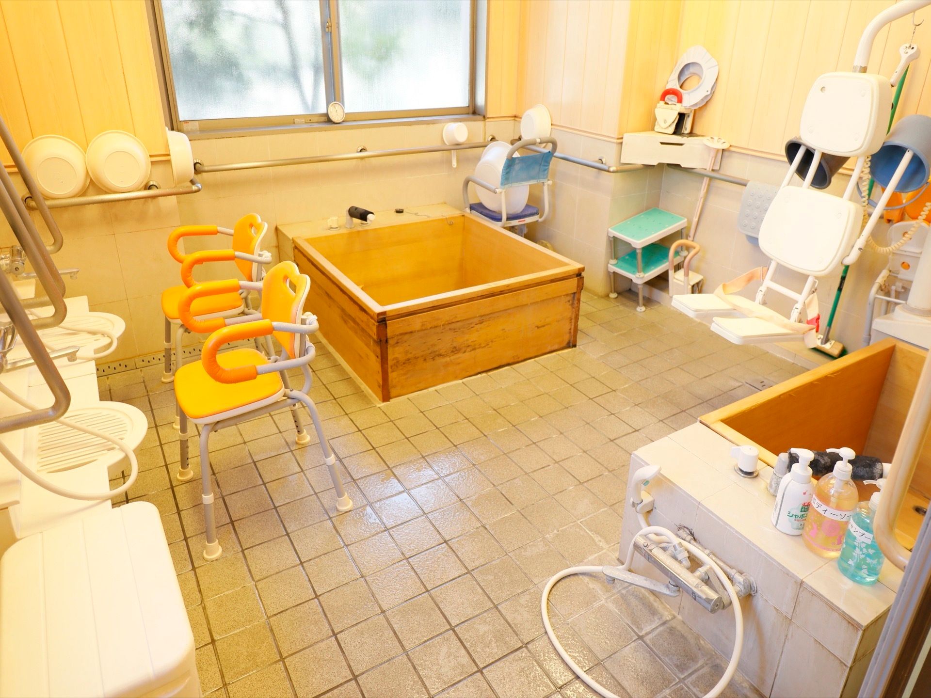浴室にある浴槽は個浴で、木の素材である。洗い場や壁面に手すりがついて、安全面も配慮された造りである。