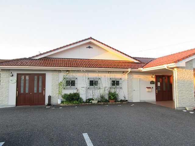 明るい外観の建物正面