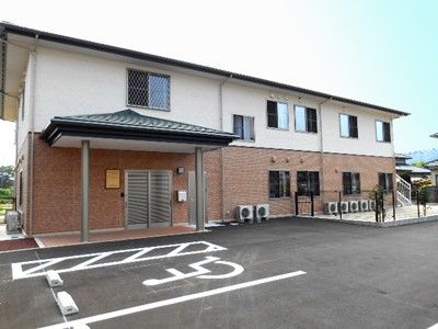 明るい外観の建物