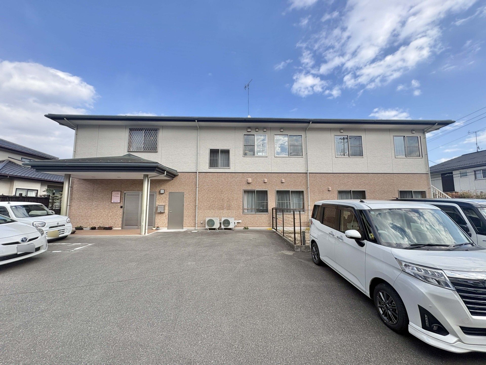 駐車場のある建物外観