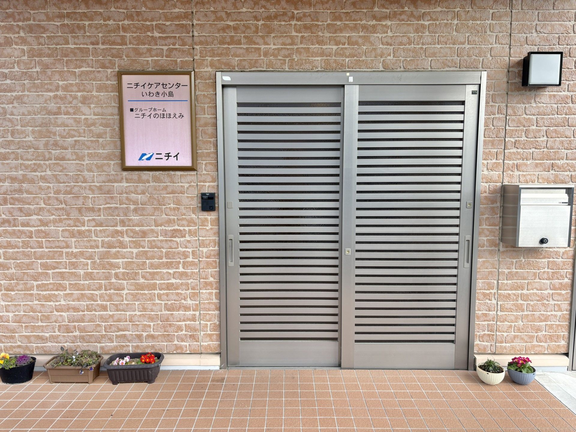 入口のスライドドア
