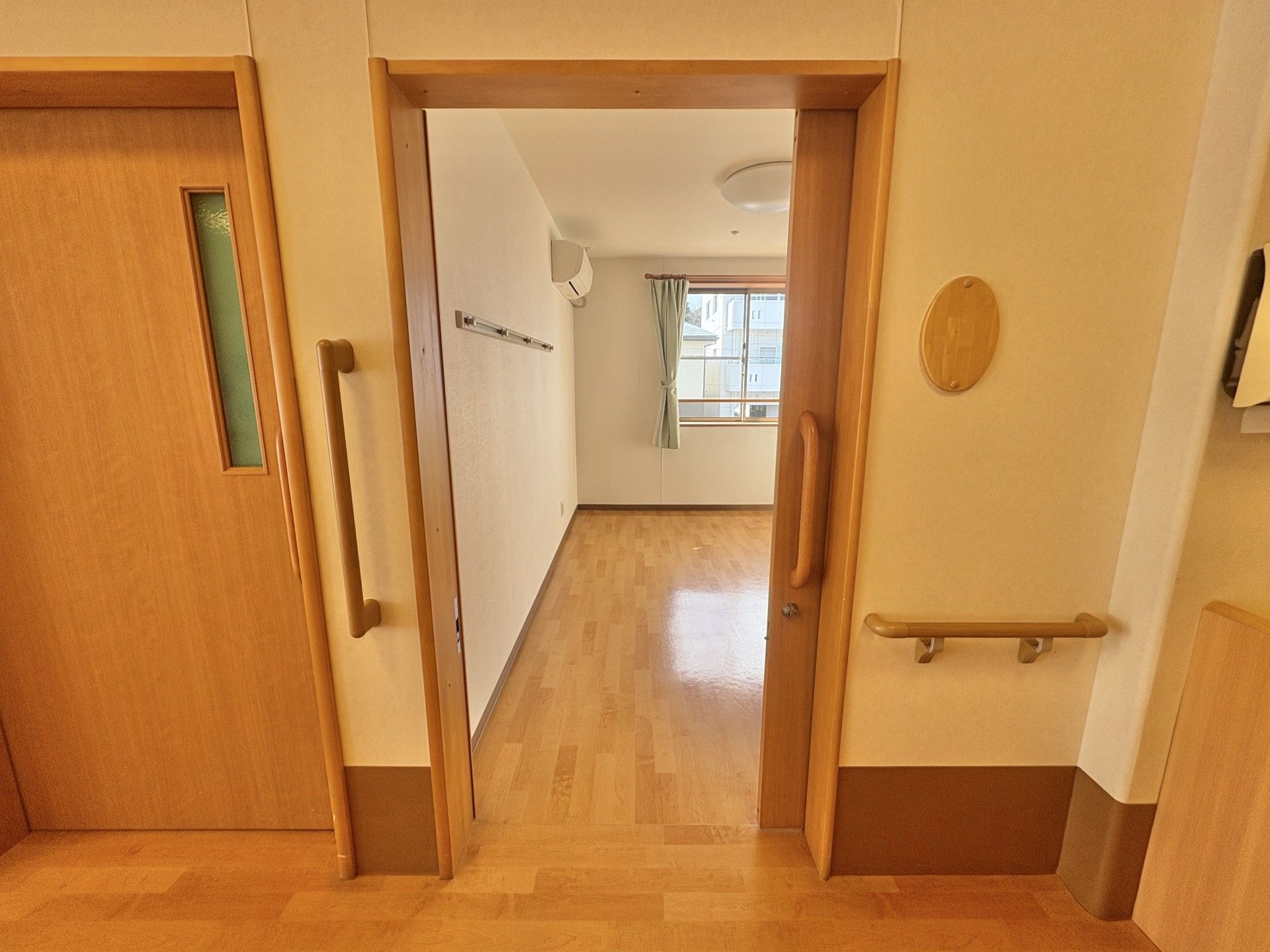 明るい部屋の入口