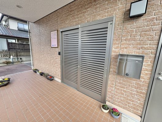 には「エントランス」が適しています。