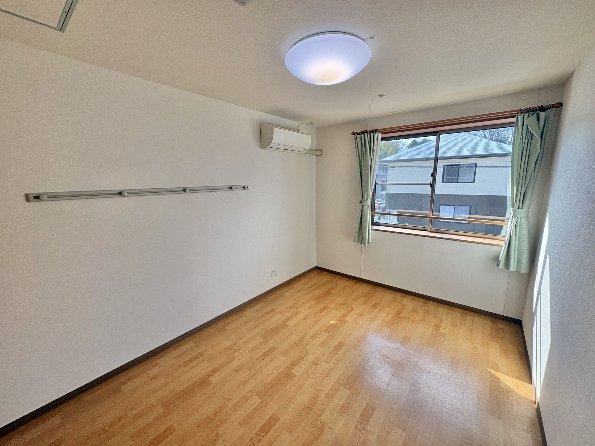 日差しが差し込む部屋