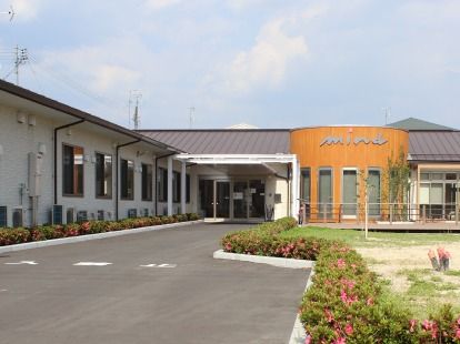 平屋建ての建物の玄関には車寄せがある。敷地内には広い公園もあり、広々としている。