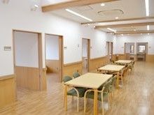 天井が高く、木のぬくもりが感じられる住まい。居室の中央に共有スペースがある。