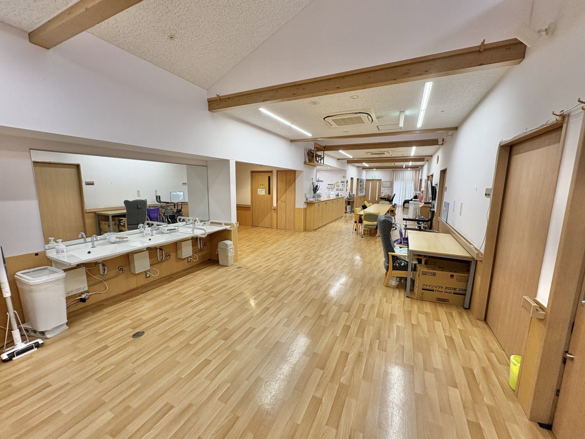 広い廊下と洗面台