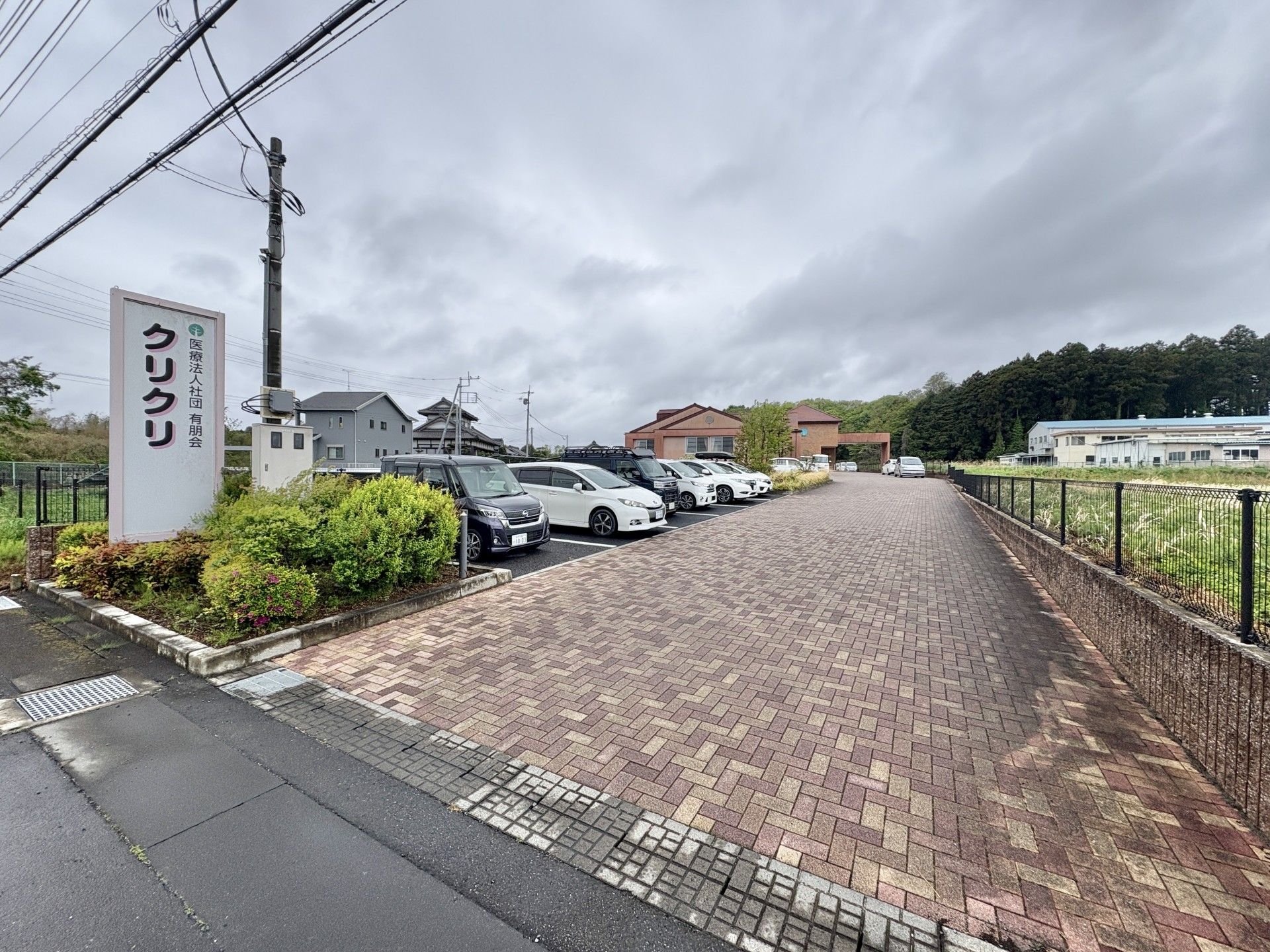 駐車場と建物の外観