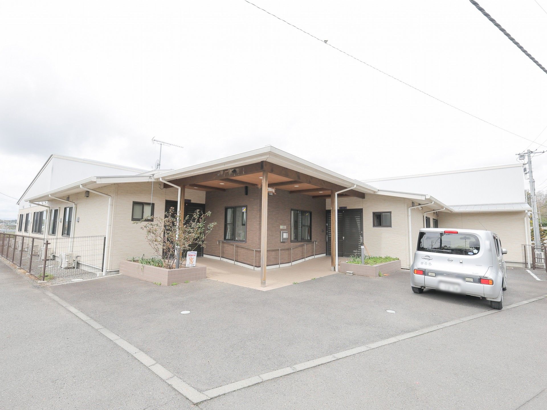 ゆったりとした入口の建物