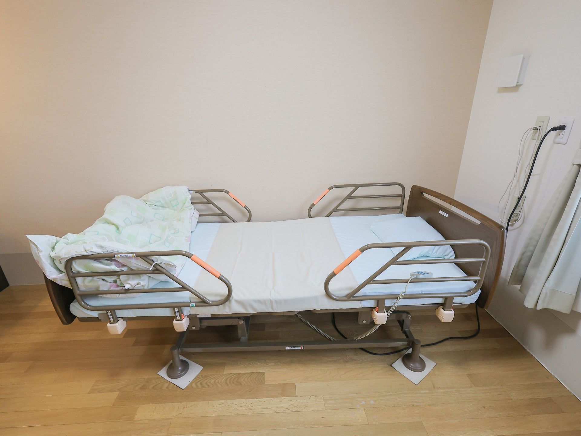 まっすぐな廊下。両サイドに手すりが付き、居室のドアが並び、木のぬくもりが感じられる。