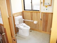 背もたれや手すりを設置したトイレは木材を使用した壁などがあり、圧迫感のない広い造り。