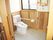 背もたれや手すりを設置したトイレは木材を使用した壁などがあり、圧迫感のない広い造り。