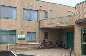 自転車が置かれた建物の入口