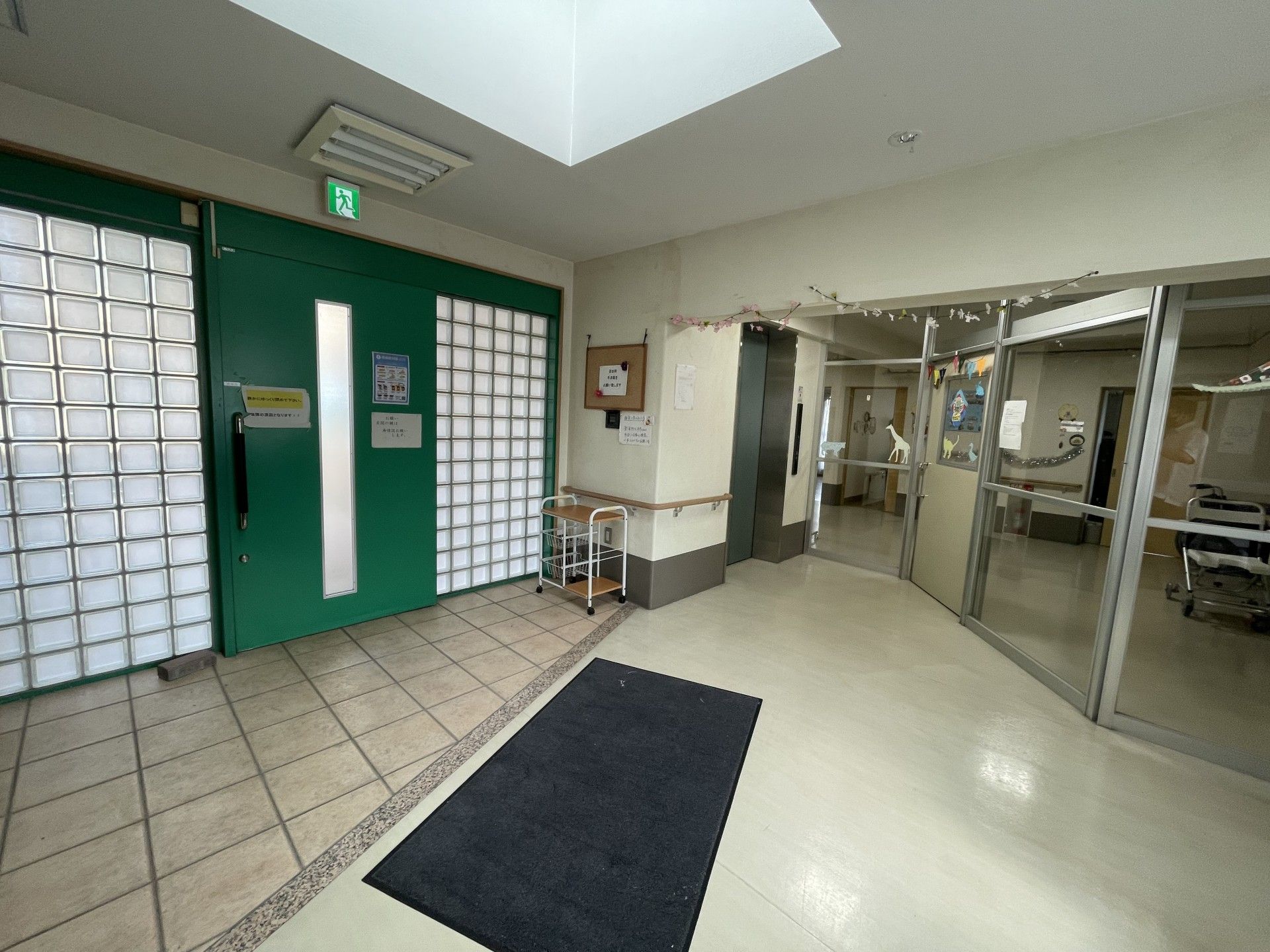 明るいエントランスホール