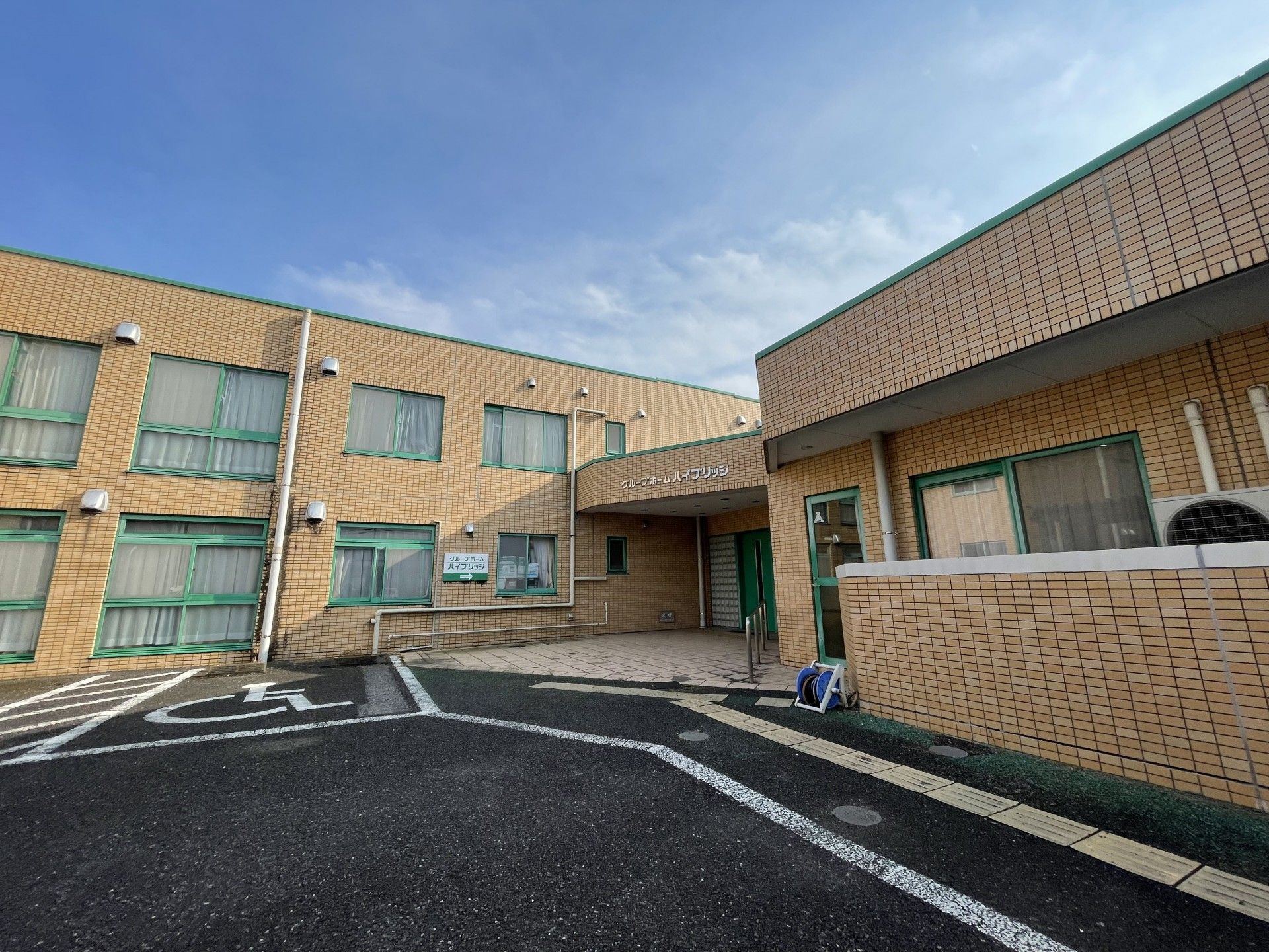 入口のある建物外観