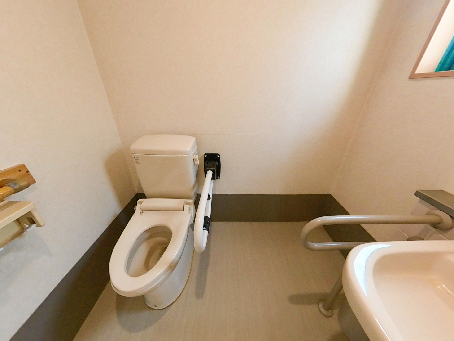 手すり付きのトイレ