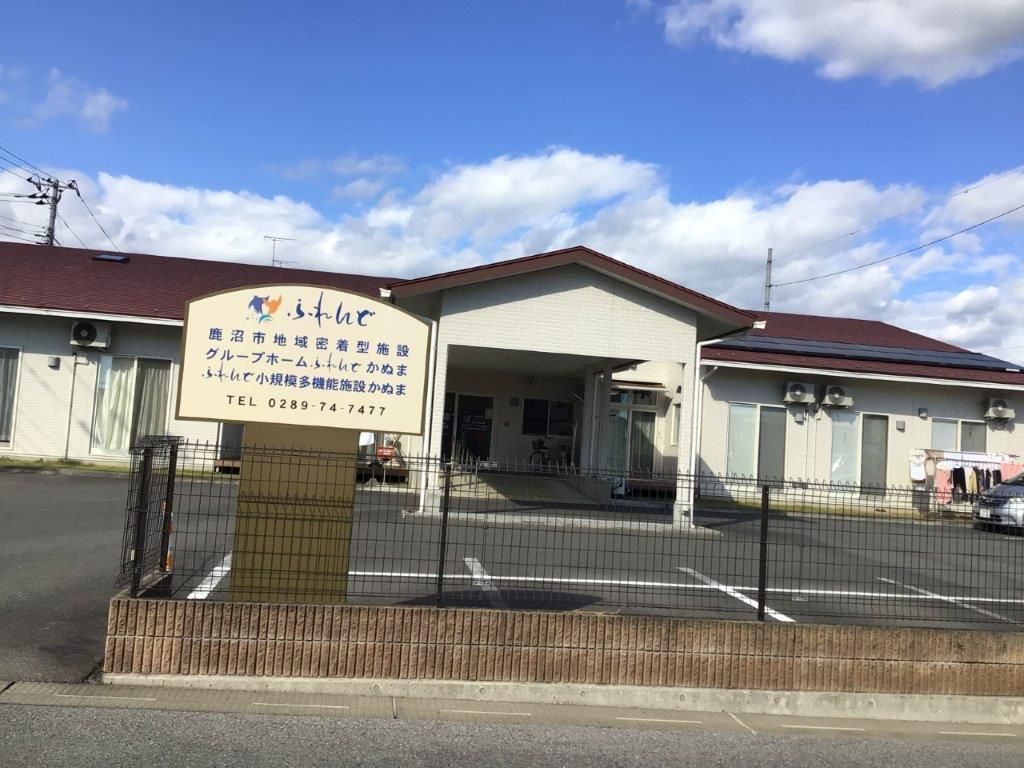 道路側に向かって大きな看板があり、遠くからでも分かるほど特徴がある施設