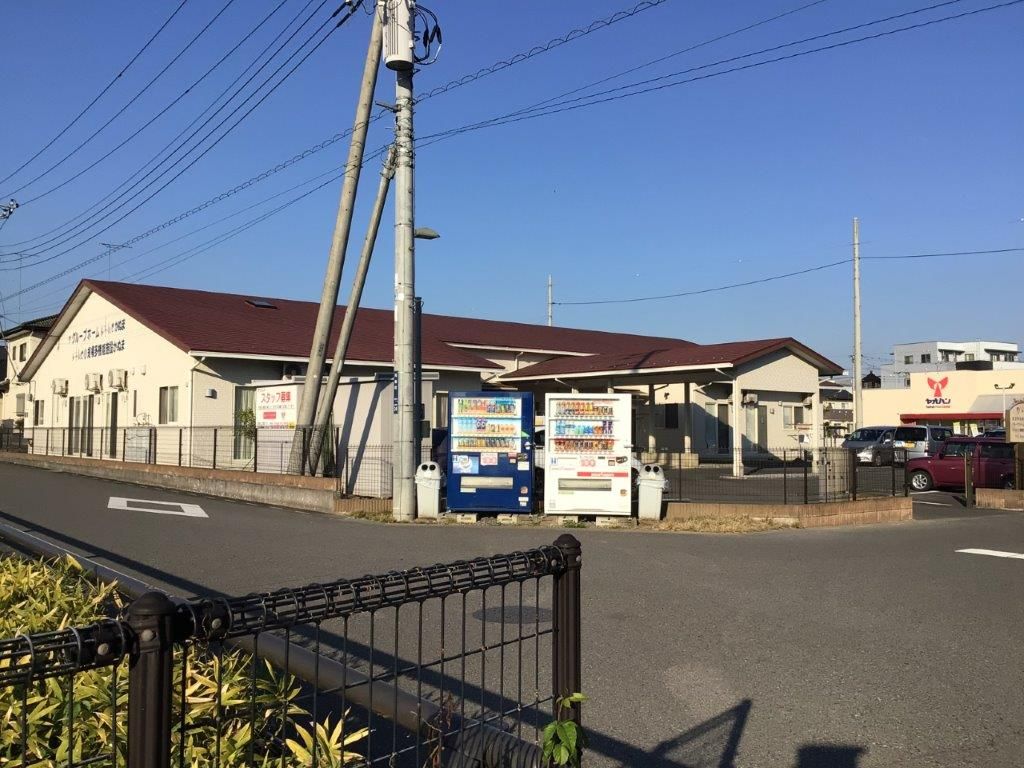 2種類の自動販売機が道路に設置されている施設
