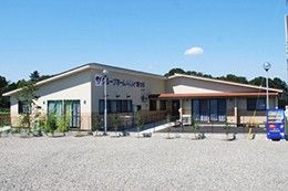 広々とした門前の施設外観