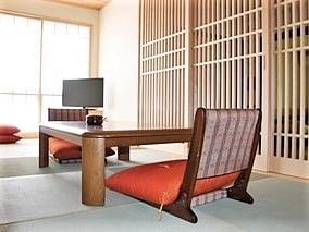 畳スペースにはテレビやちゃぶ台、座布団がセットされた座椅子があり、日当たりもよい。