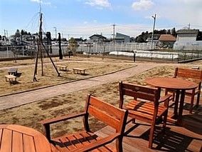 広々とした庭には遊歩道があり、周辺には自然が多く、住宅も点在している。