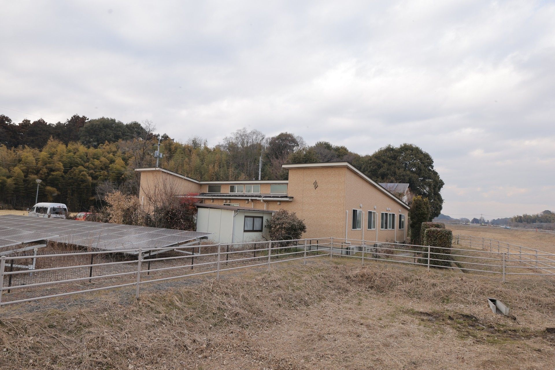 自然に囲まれた建物外観