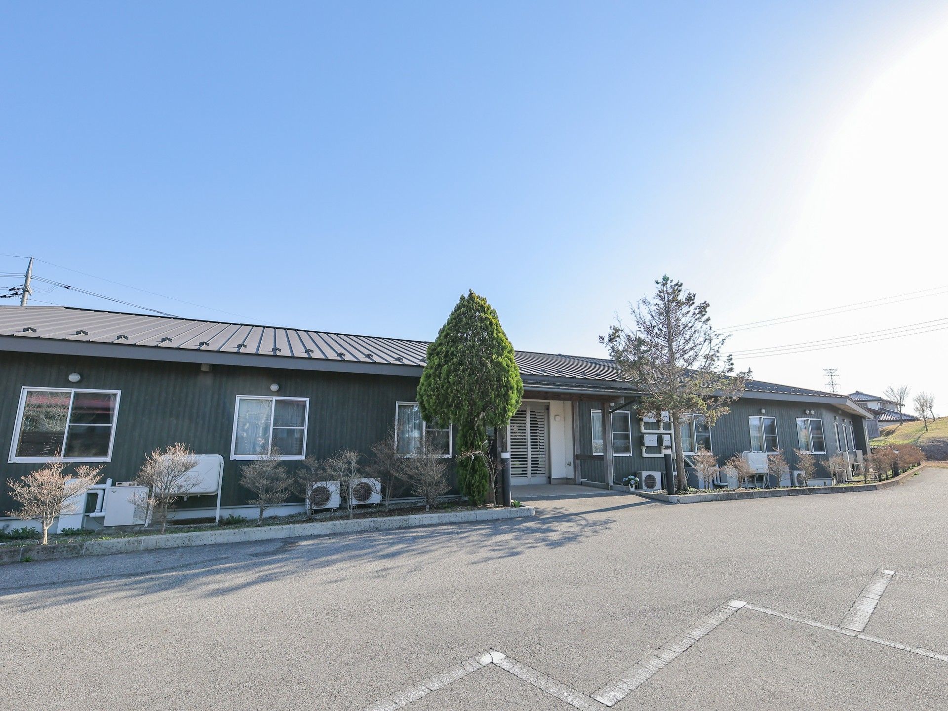 ゆったりとした外観の建物
