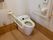 トイレはタンクレスタイプなので、限られたスペースをより広く利用することができる。安全のため手すりや安全バーが設置されている。