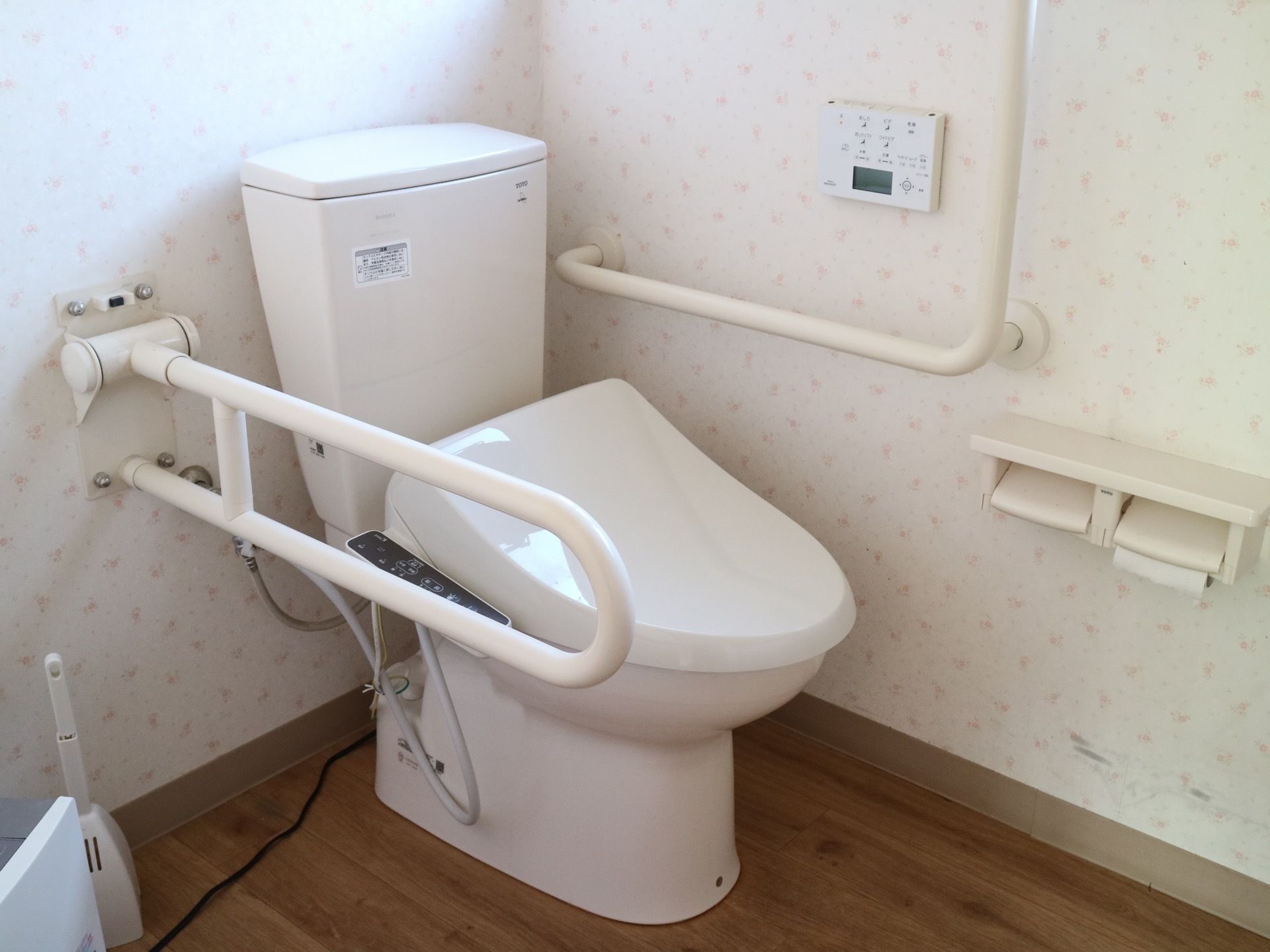 トイレ脇には手すりが設置されていて、足の不自由な方でも安心して使用できる造りとなっている。施設全体にバリアフリーが施されている。