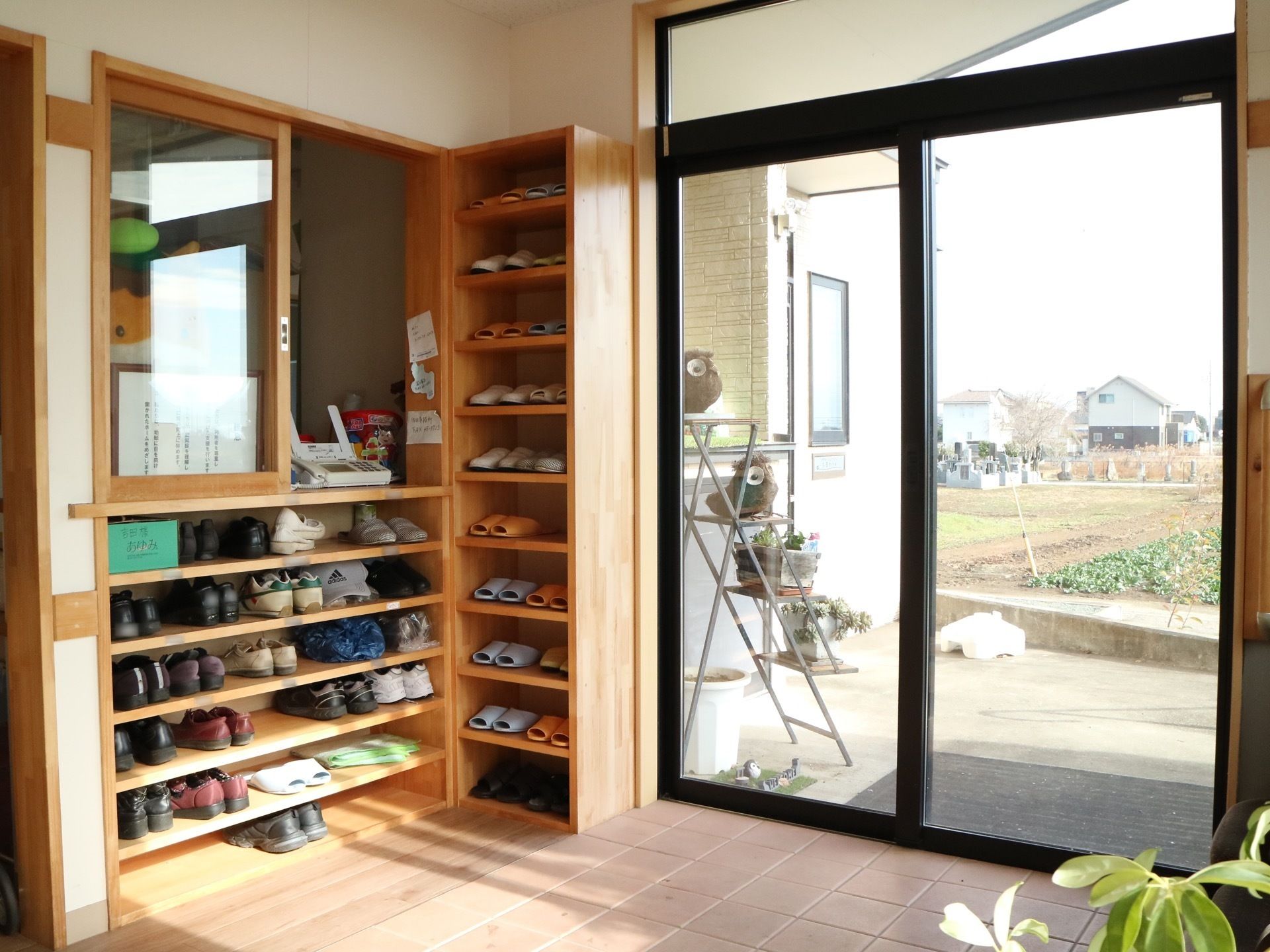 玄関ドアは横開きのものが採用されているため、ドアの開閉に阻害されにくく、ゆっくりと身支度をすることができる。