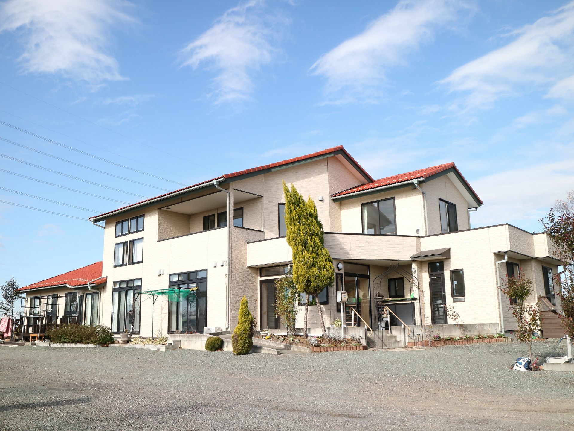 テラスやベランダを完備した一般住宅のような外観の施設