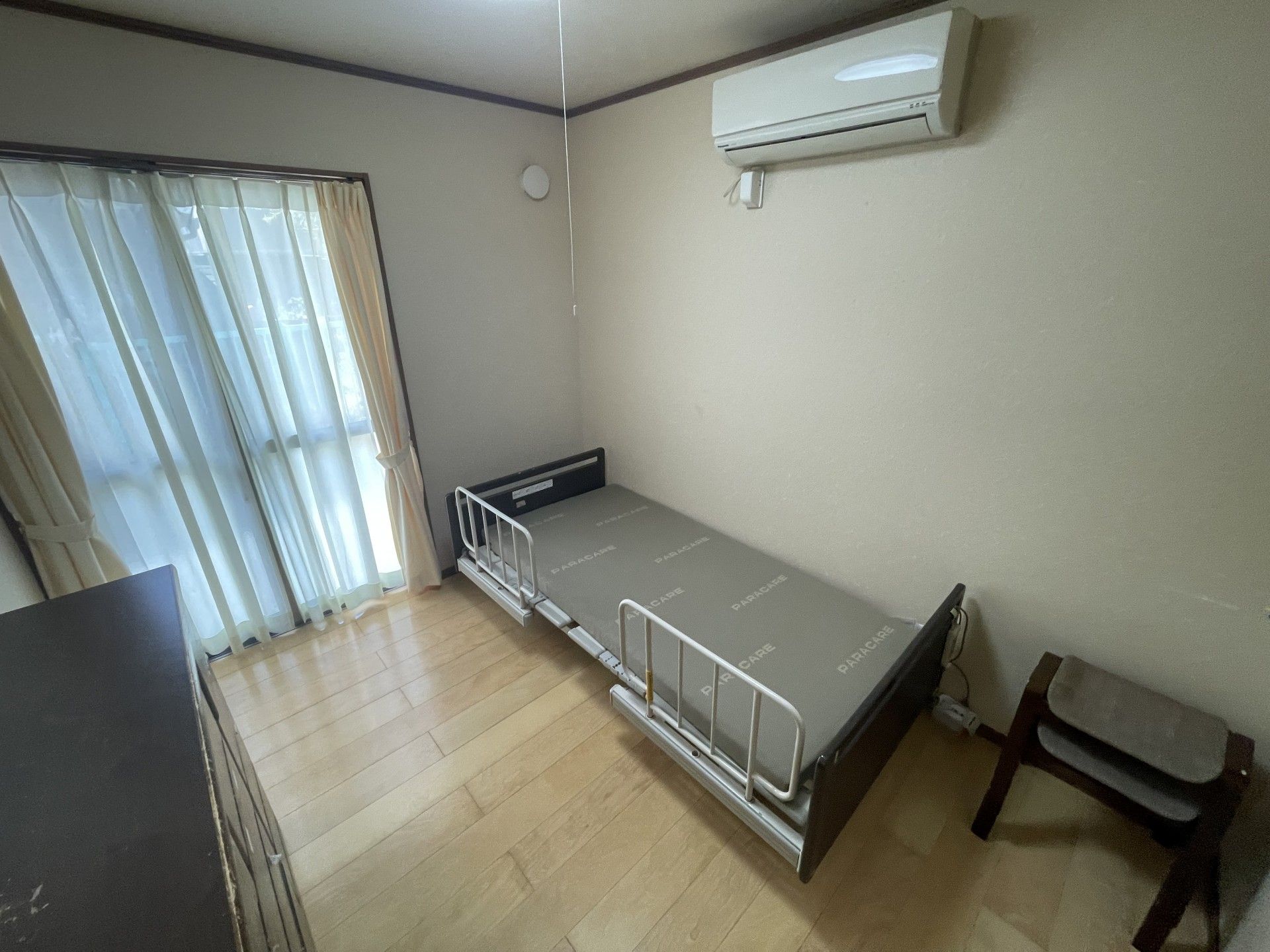 シンプルな個室のベッド