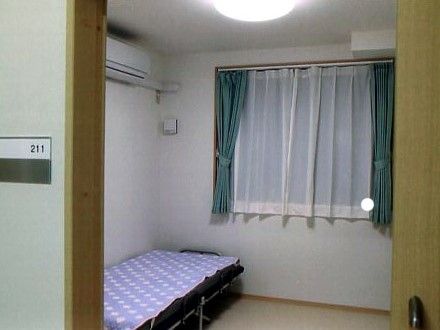 一人用の部屋の様子。エアコン、照明、収納があるのが分かる
