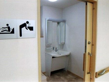 浴室や洗面台付近を写した写真。フットレスの洗面台
