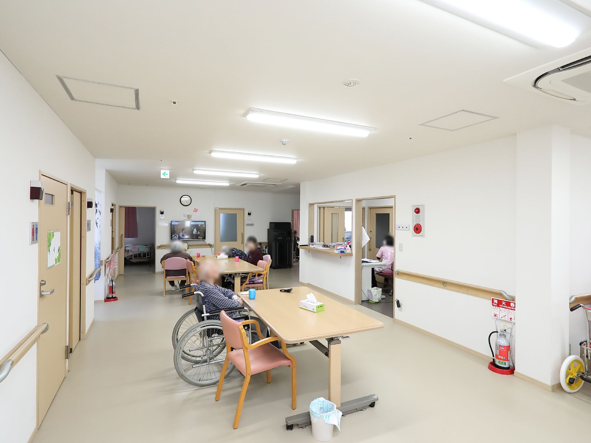共有スペースは、廊下との間に壁などの仕切りがなく広々としている。共用のトイレやスタッフルームなどが併設されている。