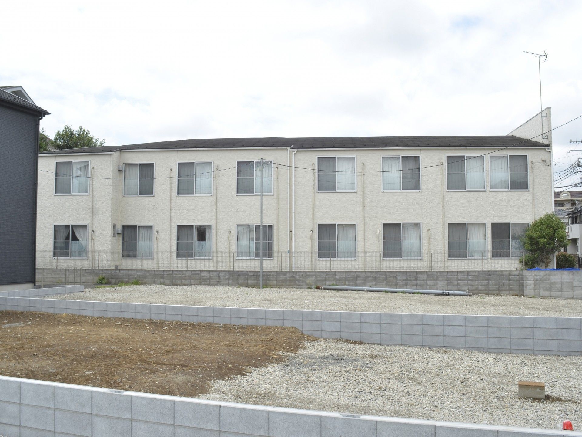 白い外壁の建物