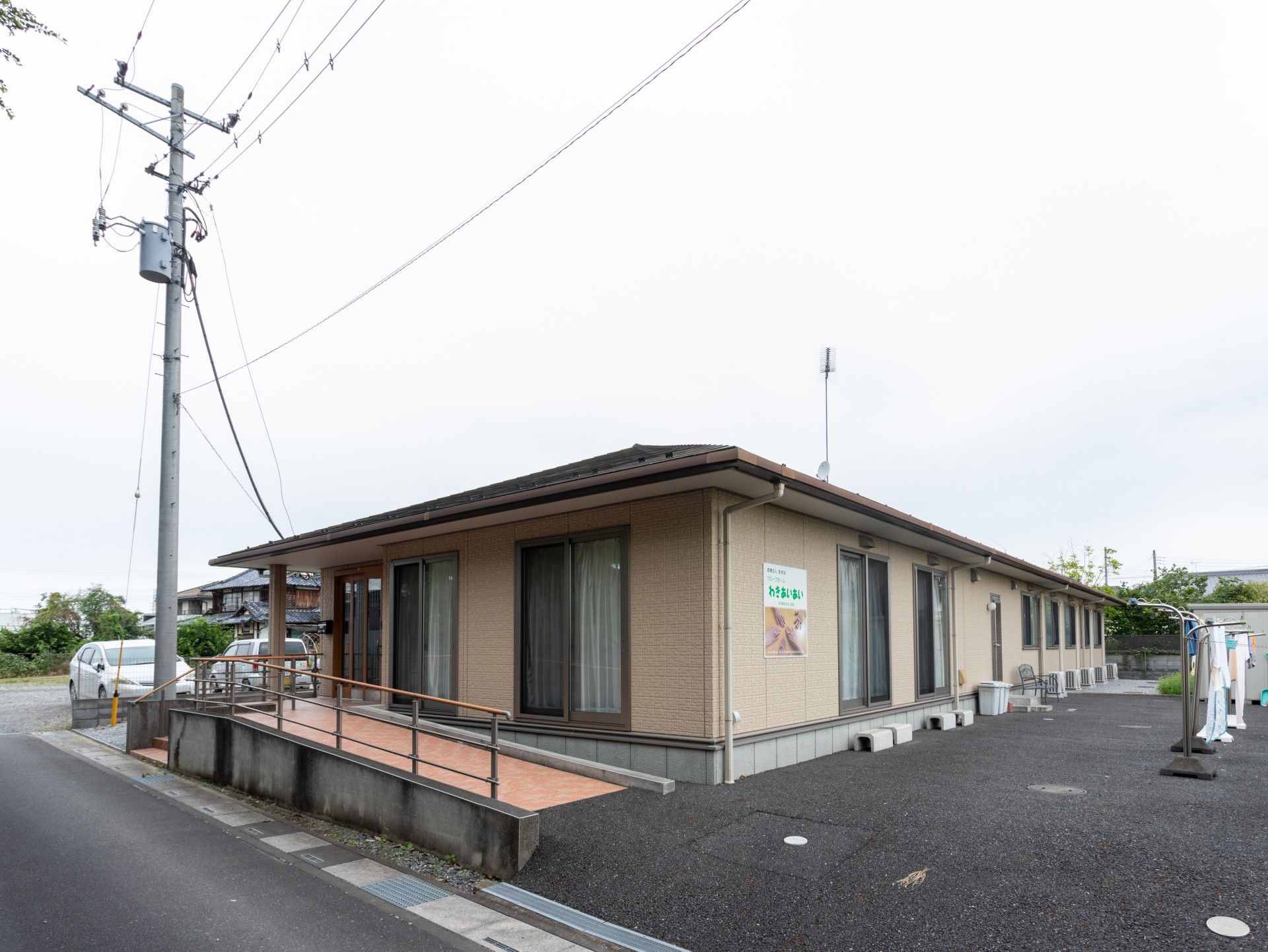 高齢女性の肩に手を置き寄り添う女性ヘルパー