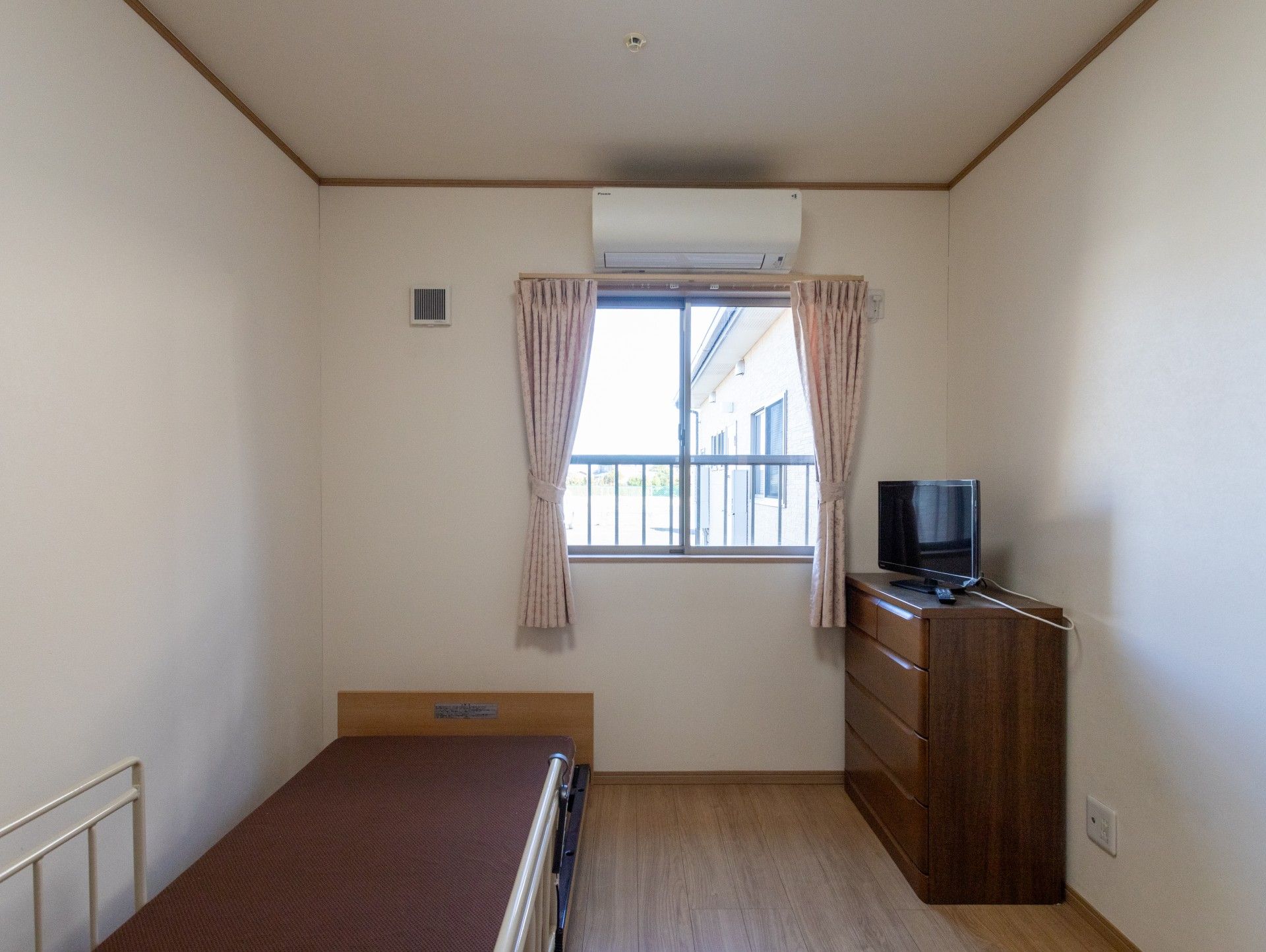 窓際のシンプルな部屋