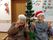 笑顔のお二人とクリスマスツリー
