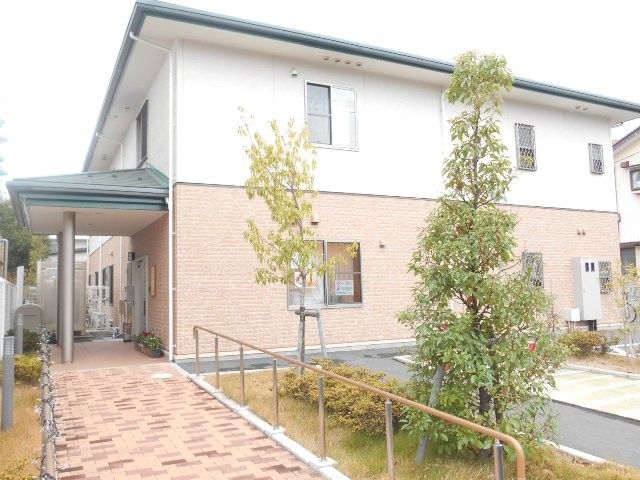 明るい外観の建物入口