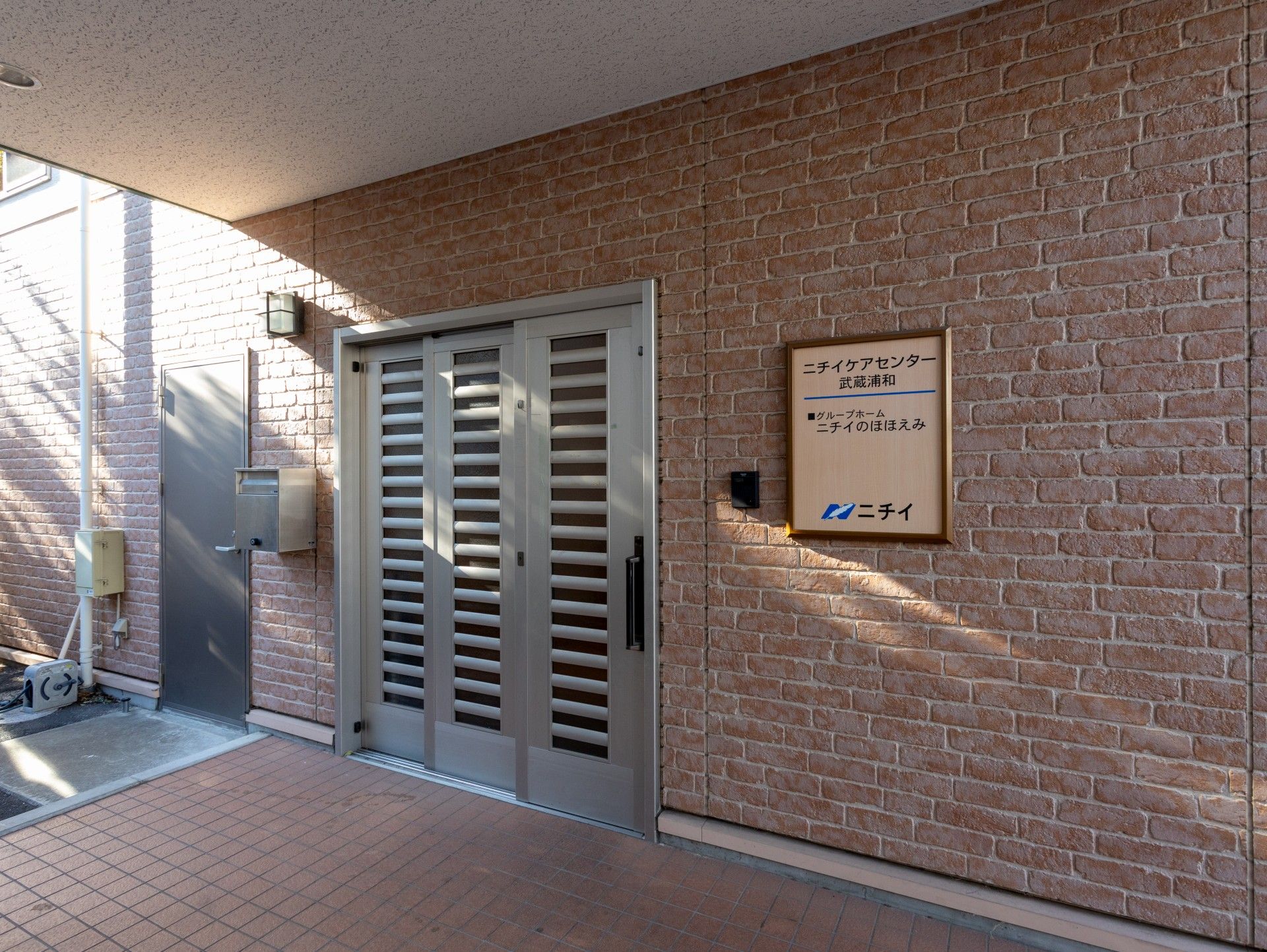 レンガ調のエントランス