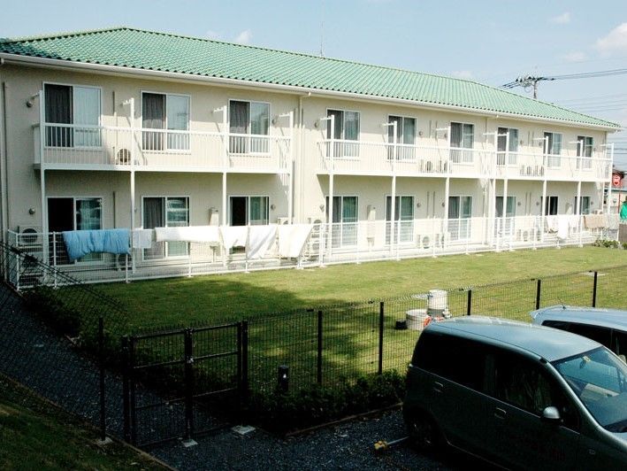 ２階建ての白を基調とした建物にはグリーンの屋根が付き、広い庭もある。