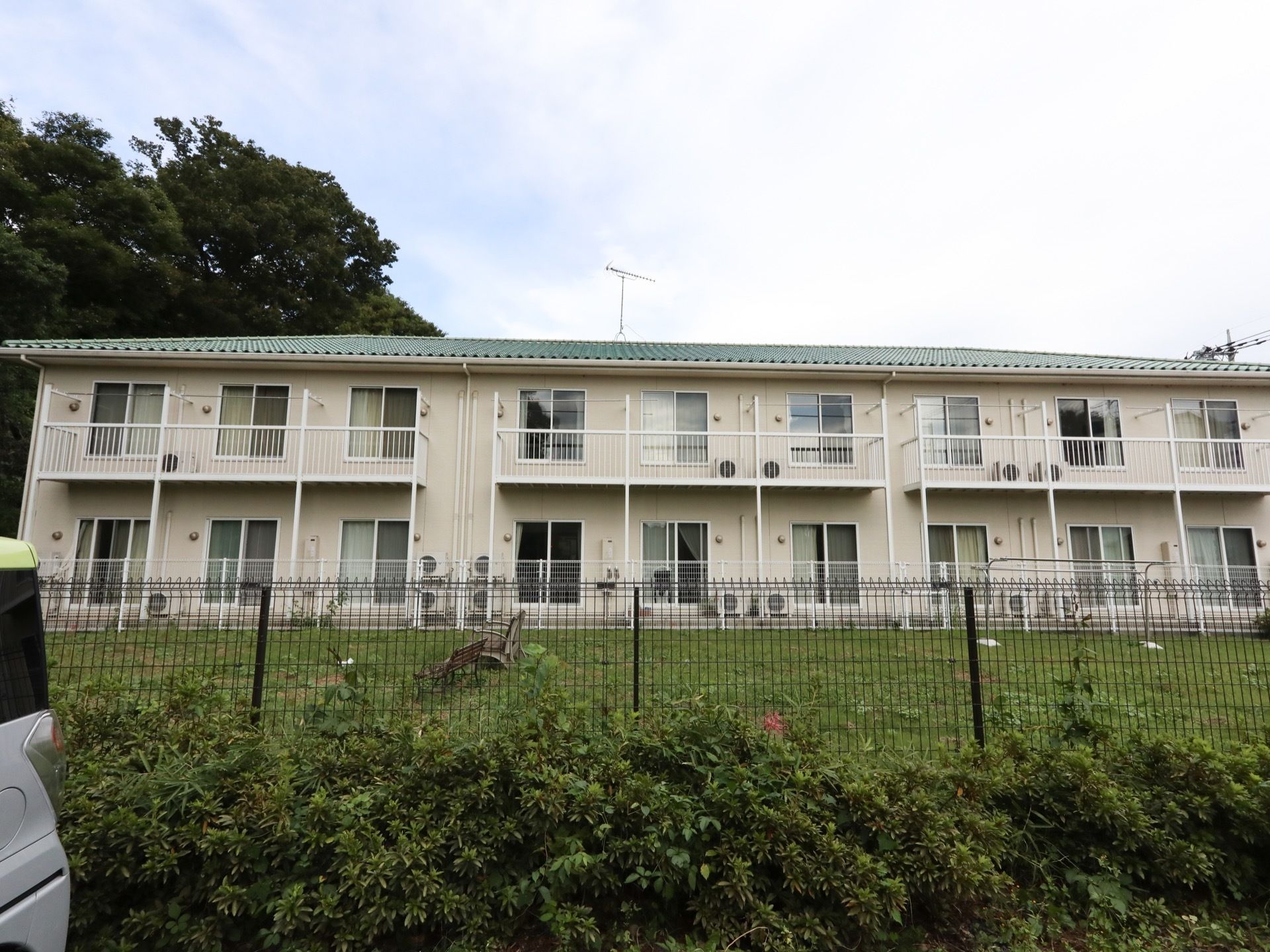 施設は２階建ての建物になっており、各部屋にバルコニーが付いている。建物の前には広い庭があり、ベンチが置かれている。
