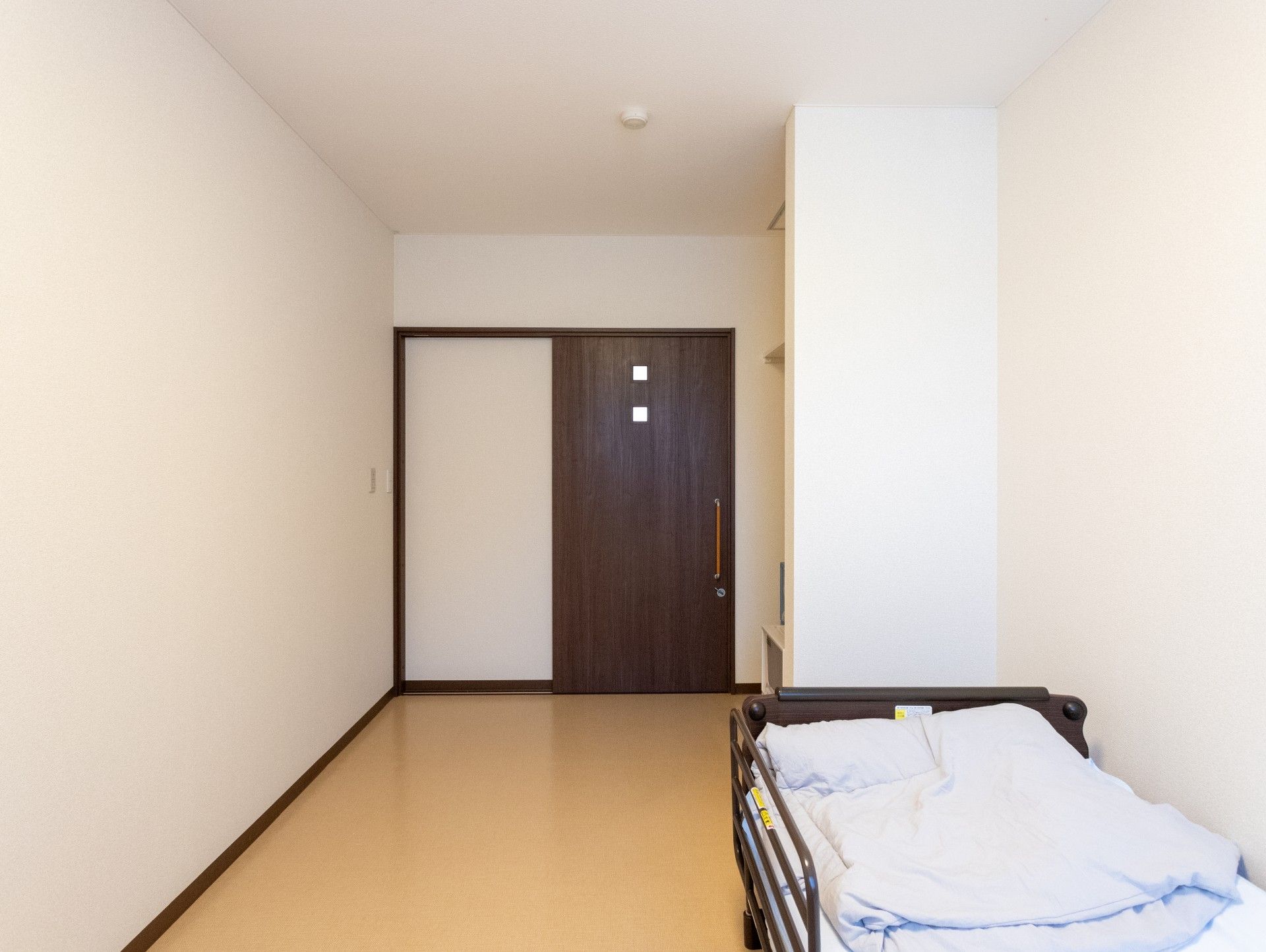 居室のベッドと扉