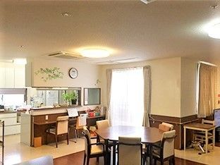 家庭的なリビングルームの様子。気がふんだんに使われた温かいデザイン