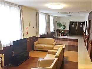 二人用のソファがいくつか置いてある施設内のリラックススペース